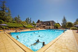 Respecto a las instalaciones y servicios ofertados por el camping domaine de la paille basse destacar su calidad, su club infantil para tu tranquilidad y la de tu pareja mientras los niños se divierten de forma segura o su extensa piscina con tobogán acuático. Campingplatze Auf Grosser Karte Anzeigen Chauffour Sur Vell Frankreich