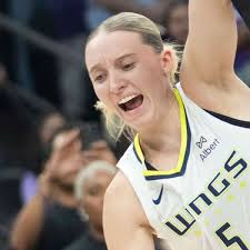 Paige Bueckers suffers scary hit to head during Dallas Wings game
