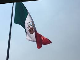 La bandera al revés en ciudad de méxico hizo que varios usuarios reaccionaran y, por supuesto, generó distintos significados al respecto. La Bandera Izada Al Reves En La Ceremonia Conmemorativa Estadomayor Mx