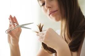 Vous couper les cheveux, par exemple, est aujourd'hui une tâche que vous devez mettre à votre portée. Comment Se Couper Les Cheveux Seule