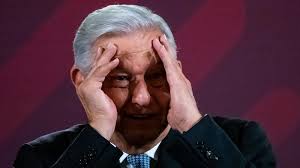 AMLO da la espalda a Ebrard; defiende proceso interno de Morena