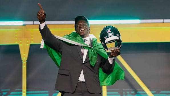 Uar Bernard, who hails from a small town in Nigeria, will join the Eagles  as a defensive tackle. https://6abc.com/post/philadelphia-eagles -final-nfl-draft-pick-uar-bernard-has-never-played-organized-football/18978520/?ex_cid=TA_WPVI_FB&utm_campaign  ...