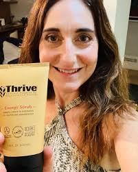 A good #exfoliator is key in the winter. Near the holidays I tend to drink  less water, eat more sugar and indulge in a few drinks here and there. I  love @thrivenaturalcare
