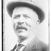 Darren McGavin as Mike Hammer