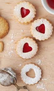 Des Biscuits Sables A La Confiture De Framboise Pour La Fete Des Meres Recette Desserts Pour Enfant Recette Sable Biscuit De Noel