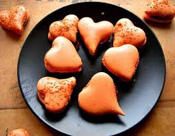 Macarons Coeurs Au Chocolat Au Lait Praline Et Crepe Dentelle Recette Macaron Recette Macaron Chocolat Au Lait