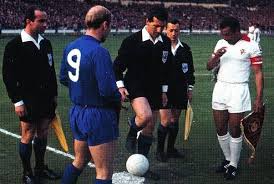 Man Utd 4 Benfica 1 In May 1968 At Wembley Captains Bobby Charlton And Mario Coluna Meet Before The European Cup Final Futebol Coluna