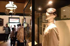 Museum ini terletak di bekas gedung siola di perbatasan antara jalan tunjungan . Mau Jalan Jalan Epik Di Surabaya Ayo Kunjungi 5 Museum Ini Keren Banget