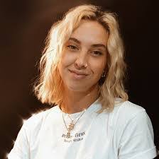 Paige Mcleod's Instagram, Twitter & Facebook