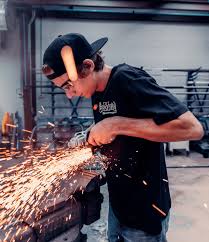 Hôm nay, Chase, tay thợ máy trẻ tài năng của chúng ta, tròn thêm một tuổi! Trước khi bước sang tuổi 23, cậu ấy đã có một chiếc xe được trưng bày tại SEMA và chúng tôi rất mong chờ những điều thú vị mà tương lai sẽ mang đến cho cậu ấy.