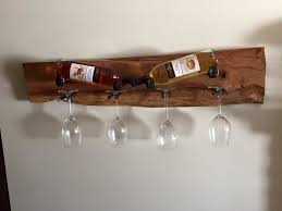 Chi fa il vino in casa dovrà scegliere se usare il metodo di fermentazione naturale oppure con lievi artificiali. Come Sistemare Bicchieri E Bottiglie Se Ami Il Buon Vino