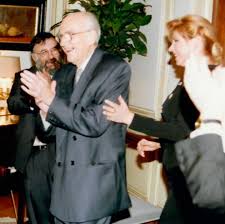 Δεν θυμάμαι τι έτρωγε ο αντρέας, θυμάμαι πάντα. To Almpoym Ths Zwhs Ths Dhmhtras Papandreoy
