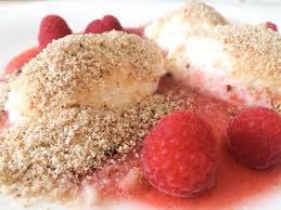 Topfennockerl Auf Erdbeerspiegel Nockerl Lebensmittel Essen Und Dessert Ideen