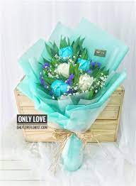 The bouquet is characterised by its bright robin's egg blue hue that makes up the silky roses in the centre. L82 Rose Hand Bouquet Same Day Flower Delivery To Malaysia Only Love Florist Gifts