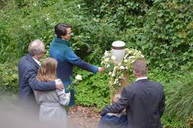 May 31, 2019 · symbolträchtige urne. Bestattungsarten In Karlsruhe Durlach Stutensee Und Der Region Trauerhilfe Stier Karlsruhe Durlach Stutensee Region