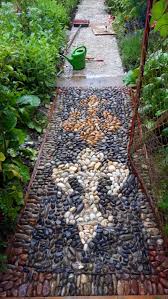 Im grunde lässt sich nahezu jeder. Gartenweg Mosaik Aus Kieselsteinen Lilienweg Blog