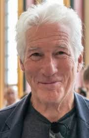 Der 74-jährige Richard Gere sagte einige weise Worte: „Ich bin gealtert,  aber mein Herz ist noch jung, wir haben immer noch die gleichen Jahre in  unserer Seele. Ich weiß, es ist das