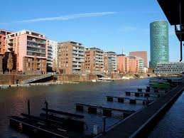 Wir laden sie ein, sich mitten in frankfurt, am mainufer im neuen wohnquartier westhafen, ein neues zuhause einzurichten. Frankfurter Westhafen Vom Binnenhafen Zur Schicken Wohngegend Join The Sunny Side