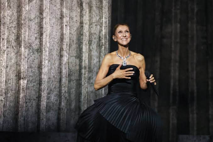 Je suis debout sur scène, dans cette ville que j'aime tant » : le retour  bouleversant de Céline Dion en concert à Paris - Le Parisien