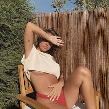 Dona de uma beleza inquestionável, a jovem de 25 anos não passa despercebida onde quer que vá e, nas redes sociais, chama ainda mais à atenção, uma vez que não se inibe de fazer publicações mais. Um Dos Maiores Youtubers Portugueses Assume Relacao Com Apresentadora Do Universo Sic