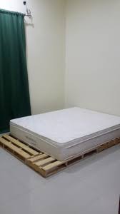 Create this inexpensive industrial modern coffee table using an old pallet and a set of hairpin legs to outfit your living room in no time! Myra Anne Diy Katil Pallet