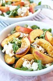 Gerade bei so einfachen rezepten, wo die zutaten roh und nur minimal verarbeitet werden, ist es wichtig, besonders hochwertige und leckere zutaten zu verwenden. Perfekt Sommarsalat Halsosamt Och Gott Recept Salladslampa Med Persikostekt Halsosamt Perfekt Persikost Summer Salads Summer Salad Recipes Mozzarella