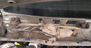 Lihat tuh mama dari tadi bengong lihatin kita. Memperbaiki Bunyi Krek Krek Saat Wiper Innova Bertugas Mengayun Membilas Air Hujan Dewangga Putra S