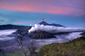 Dengan melihat referensi tempat wisata dan pemandangan alam melalui foto yang disedikan disini. Gunung Bromo Hal Hal Yang Kemungkinan Besar Belum Kamu Tahu