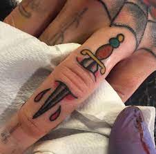 40 Awesome Finger Tattoos For Men And Women Tattooblend Finger Tattoos Cool Finger Tattoos Tattoos For Guys