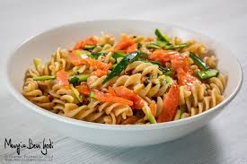 Pasta con salmone fresco e zucchine. Pasta Salmone E Zucchine Con Zucchine Croccanti Mangia Bevi Godi Blog Di Cucina E Ricette