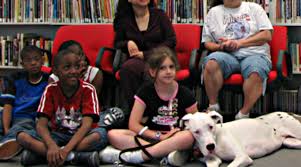 L'auxiliaire de vie scolaire est en charge d'accompagner les enfants handicapés dans le cadre de leur vie scolaire et parascolaire. Auxiliaire De Vie Scolaire Accompagnant Des Eleves En Situation De Handicap Fiche Metier Emploipublic