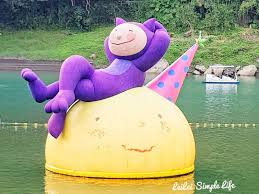 lei2旅行地圖 2019碧潭地景藝術 幾米 月亮忘記了the moon forgets 最孤獨的時候 最溫暖的陪伴 最深的黑夜即將過去 你看 月亮出來了 我愛那一抹暖暖的療癒微笑 展期 2019年9月13日至2020年1月1日 點燈時 outdoor decor trip decor