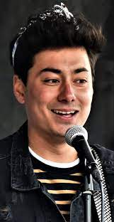 Jeho otec je čech, matka vyrostla v japonsku. Mirai Navratil Wikipedie
