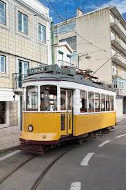 Je kent ze vast wel, de bekende gele trams van lissabon. Gele Tram In Lissabon Portugal Stockfoto S Freeimages Com