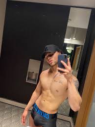 RT @v4lenci: notice anything?