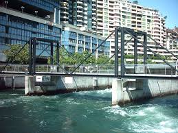 Juste après l'entrée du canal albert, il retient les eaux de la meuse. Barrage Du Seujet Wikipedia