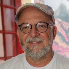 O artista Daniel Mattar desenha com gotas de tintas, símbolos e formas  simples em uma pequena superficie de 4cm, onde logo após fotografa com a  tinta ainda fresca, transformando em imagens tridimensionais.” • “