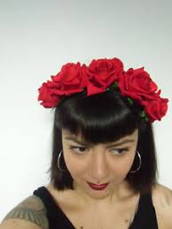 El pequeño llevar blanco y marrón lindo del perro las flores blancas. Ambijentalni Slatko Pekmez Diadema Flores Rojas Herbandedi Org
