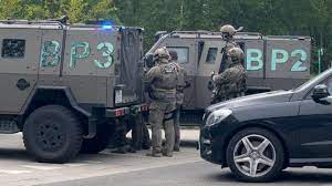 Gsg 9 is one of the 5 counter terrorists groups to choose from in the world: Mann Will Top Virologen Toten 340 Elitesoldaten Und Gsg9 Suchen Wald Rambo Bildplus Inhalt News Inland Bild De