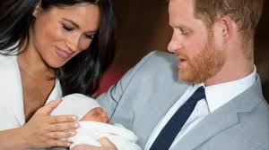Diana de gales murió en parís a los 36 años y todavía es recordada como el miembro más querido de la monarquía británica. Principe Harry Y Su Esposa Meghan Presentan A Su Bebe Archie Harrison Forbes Mexico