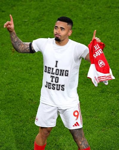 Gabriel Jesus scores his first goal back from injury. What a moment 🙏❤️