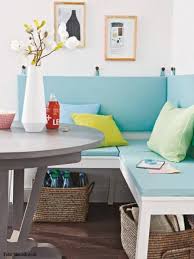 Die Fur Kuche Pastell Wohnideen Essecke Mit Kissen Wandkissen Diy Korbe Unter Bank Einfacher Stauraum Home Decor Spring Kitchen Decor Decor