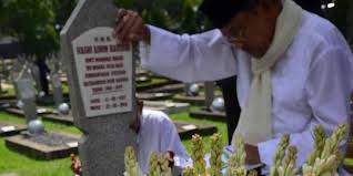 Bj habibie dimakamkan di taman makam pahlawan kalibata, jakarta disamping makam istrinya ibu hasri ainun habibie. Bj Habibie Dan Kisah Lahan Kosong Di Samping Makam Ainun Merdeka Com