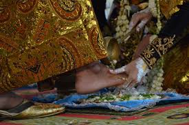 Makalah bahasa jawa mitoni/tingkeban bab 1. Upacara Adat Jawa Temu Panggih Pinanganten Lasmicika