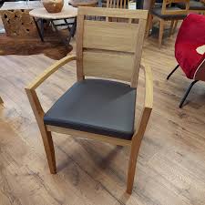 Die designermöbel aus holz passen wunderbar ins wohnzimmer. Stuhl Mit Armlehnen Holz Bezug Leder Colorado Dunkelbraun Kaufen Bei Saku System Vertriebs Gmbh