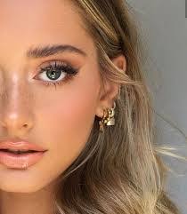 Rebecca Linker's Instagram, Twitter & Facebook