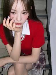 Does red outfits suit a pinky girly?