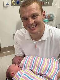 He talks about his transition + becoming a father while all under the public. Ij2y6xxphrjjjm