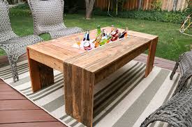 Make a cottage style coffee table upcycled from wood pallets. Remodelaholic Diy Outdoor Pallet Coffee Table With Drink Cooler