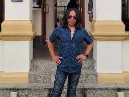 Namun, ia menyembunyikan kandungannya dari siti sarah yang sudah lama. Biodata Mus May Anak Ibrahim Pendek